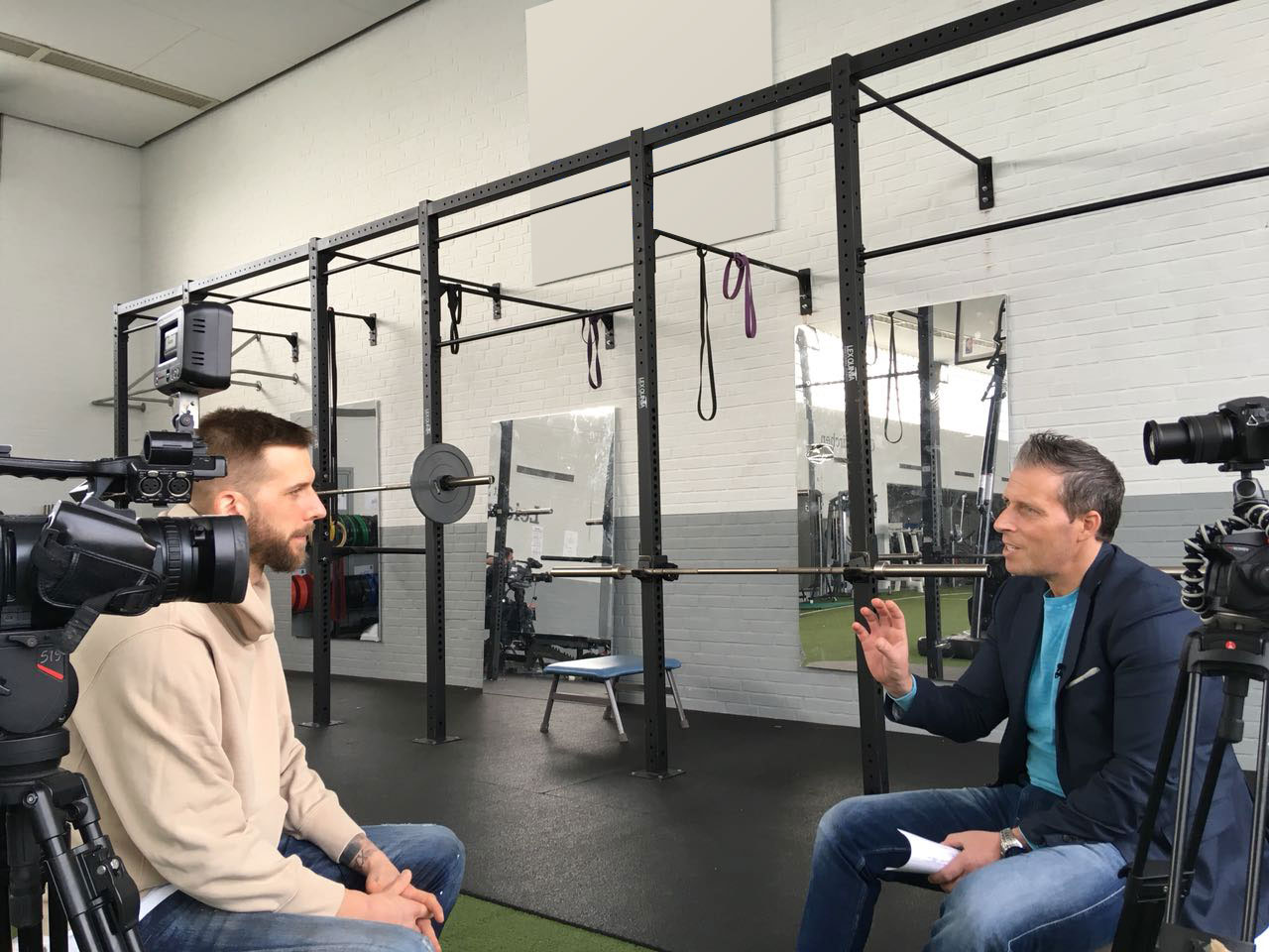 Christian Ortlepp im Gespräch mit einem Spieler des FC Bayern München