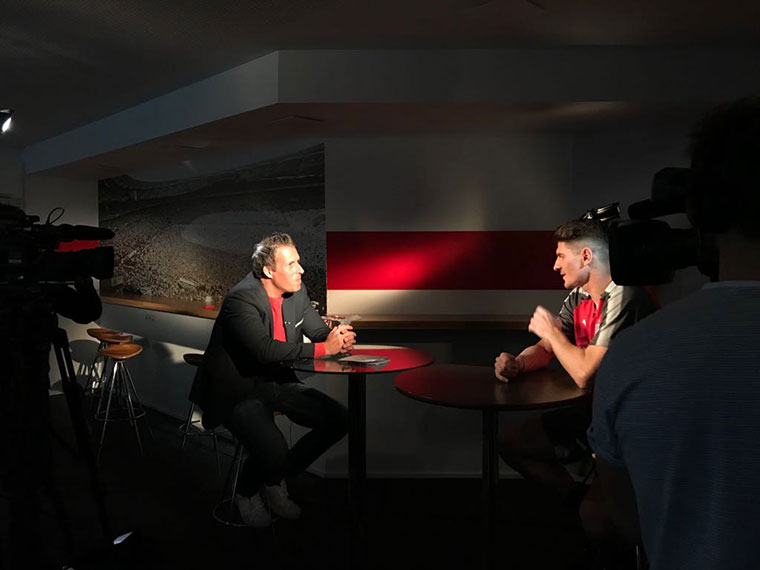 Christian Ortlepp im Gespräch mit einem Spieler des FC Bayern München